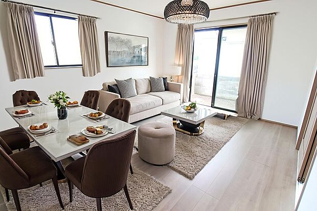 明るく開放感のあるリビング。対面式キッチンは、いつでもご家族を感じられる空間作りの重要ポイントになりそうです。※家具をCGで加工しています。家具付き販売ではございません。