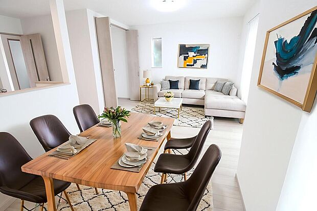 明るく開放感のあるリビング。対面式キッチンは、いつでもご家族を感じられる空間作りの重要ポイントになりそうです。※家具をCGで加工しています。家具付き販売ではございません