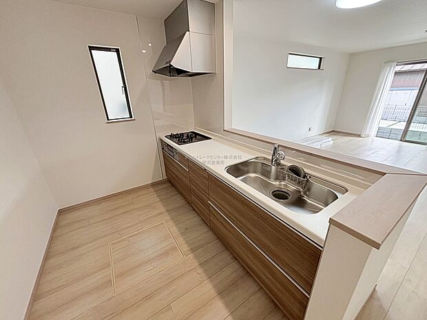 収納力豊富、爽やかなシステムキッチンを用意しております。さっと拭き取るだけで汚れが簡単にとれますので、キッチンスペースをいつでもすっきりとお使い頂けます。