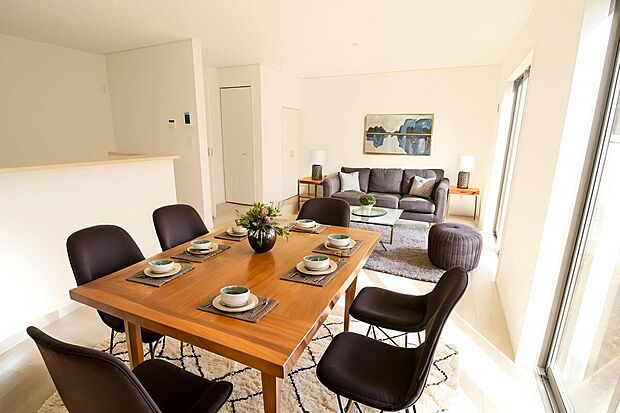 明るく開放感のあるリビング。対面式キッチンは、いつでもご家族を感じられる空間作りの重要ポイントになりそうです。※家具をCGで加工しています。家具付き販売ではございません。