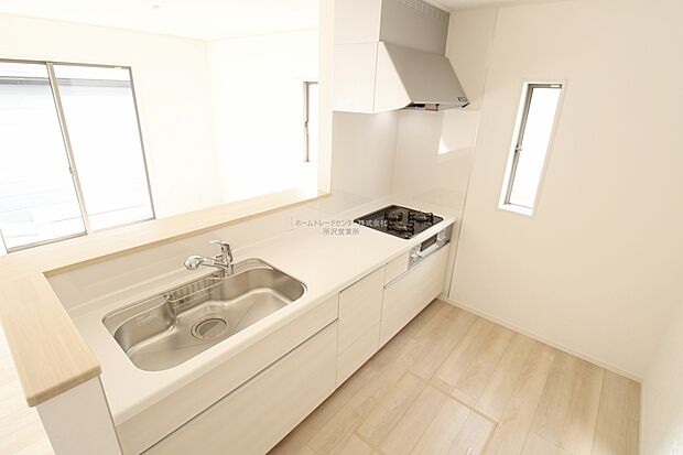 収納力豊富、爽やかなシステムキッチンを用意しております。さっと拭き取るだけで汚れが簡単にとれますので、キッチンスペースをいつでもすっきりとお使い頂けます。