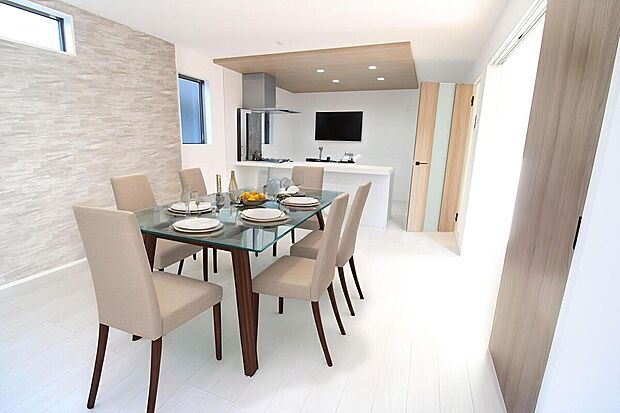 広々としたLDKに、自分好みのインテリアでレイアウト。季節ごとに模様替えなども、楽しみの一つとなりそうです。※家具をCGで加工しています。家具付き販売ではございません。