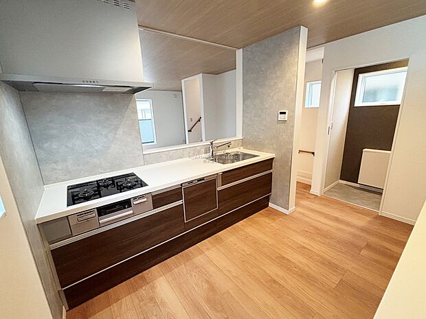 食洗機＆カップボード付き♪収納力豊富、爽やかなシステムキッチンを用意しております。さっと拭き取るだけで汚れが簡単にとれますので、キッチンスペースをいつでもすっきりとお使い頂けます。