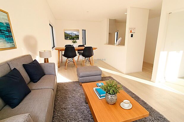 明るく開放感のあるリビング。対面式キッチンは、いつでもご家族を感じられる空間作りの重要ポイントになりそうです。※家具をCGで加工しています。家具付き販売ではございません。