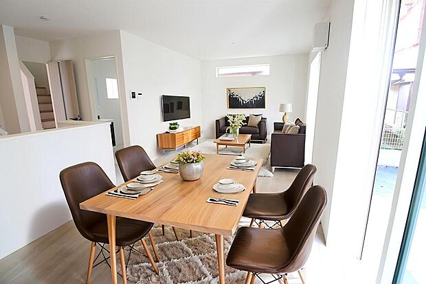 明るく開放感のあるリビング。対面式キッチンは、いつでもご家族を感じられる空間作りの重要ポイントになりそうです。※家具をCGで加工しています。家具付き販売ではございません。