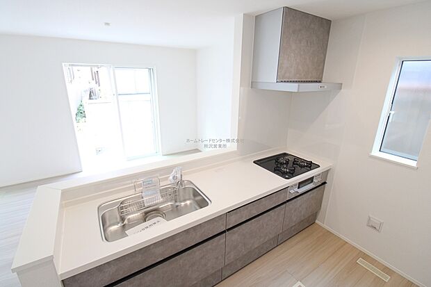 収納力豊富、爽やかなシステムキッチンを用意しております。さっと拭き取るだけで汚れが簡単にとれますので、キッチンスペースをいつでもすっきりとお使い頂けます。