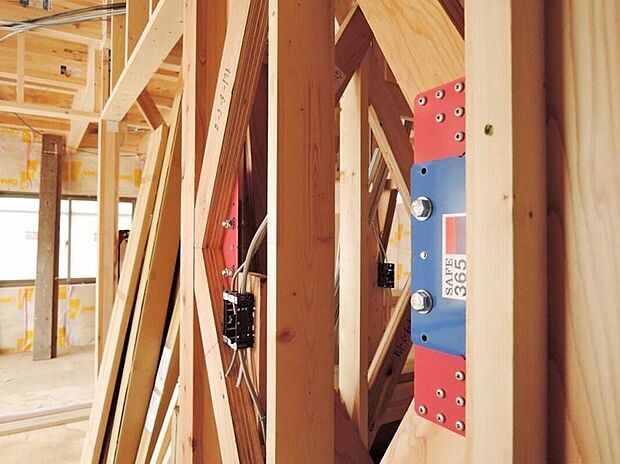 住宅の持っている、もともとの耐震性能を維持していくために重要な役割を果たす制振装置『SAFE365』。高層ビルの制震装置にも使われている粘弾性素材を活用したもので優れた地震エネルギーの吸収を実現します