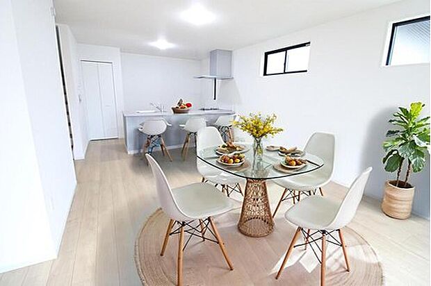 明るく開放感のあるリビング。対面式キッチンは、いつでもご家族を感じられる空間作りの重要ポイントになりそうです。※家具をCGで加工しています。家具付き販売ではございません。