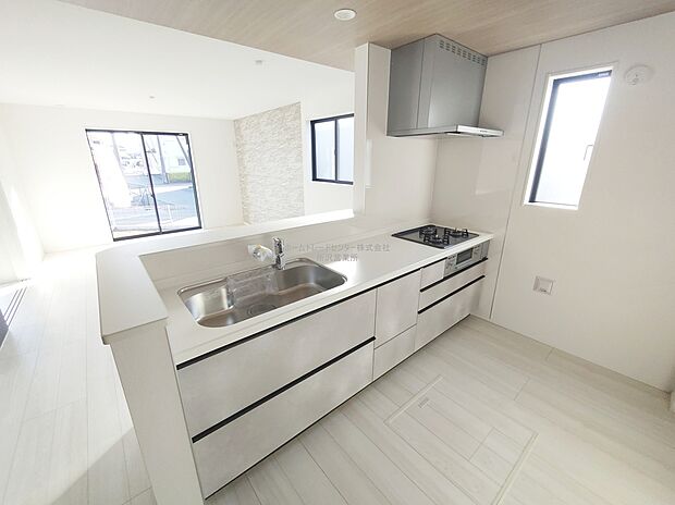 大容量の収納スペースは取り出しやすく、しまいやすいスライドタイプ、大きな鍋などの調理器具や、調味料も出し入れしやすいですね。