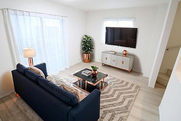 明るく開放感のあるリビング。対面式キッチンは、いつでもご家族を感じられる空間作りの重要ポイントになりそうです。※家具をCGで加工しています。家具付き販売ではございません。