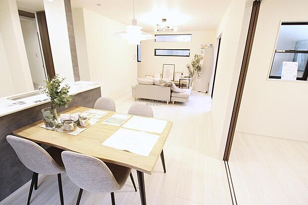 『LDKは家族だんらんをデザイン』家族が集まり一緒の時間がすごせる工夫がされております。何気ない一日のひとコマが何者にも代えがたい宝物になることでしょう♪