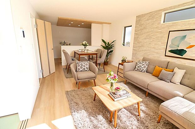 広々としたLDKに、自分好みのインテリアでレイアウト。季節ごとに模様替えなども、楽しみの一つとなりそうです。※家具をCGで加工しています。家具付き販売ではございません。