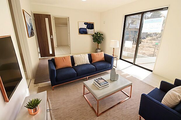 広々とした開放感あふれるリビングです。ご家族でインテリアのレイアウトを考えるのも楽しみになりそうです。※家具をCGで加工しています。家具付き販売ではございません。