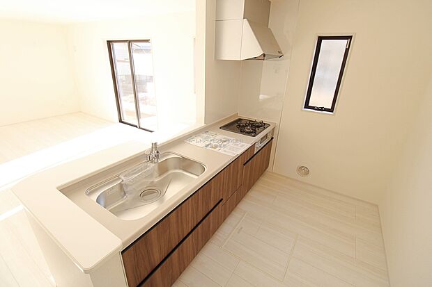 大容量の収納スペースは取り出しやすく、しまいやすいスライドタイプ、大きな鍋などの調理器具や、調味料も出し入れしやすいですね。