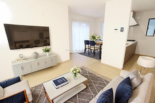 明るく開放感のあるリビング。対面式キッチンは、いつでもご家族を感じられる空間作りの重要ポイントになりそうです。※家具をCGで加工しています。家具付き販売ではございません。