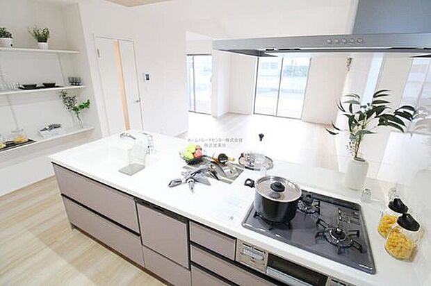 大容量の収納スペースは取り出しやすく、しまいやすいスライドタイプ、大きな鍋などの調理器具や、調味料も出し入れしやすいですね。