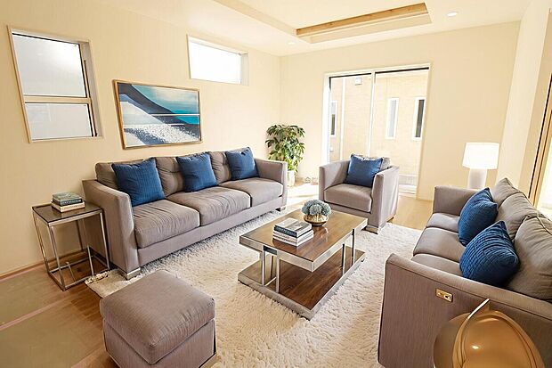 スタイリッシュな印象のリビングです。ホームパーティのお客様が増えても、これだけ広いリビングなら大丈夫♪※家具をCGで加工しています。家具付き販売ではございません。