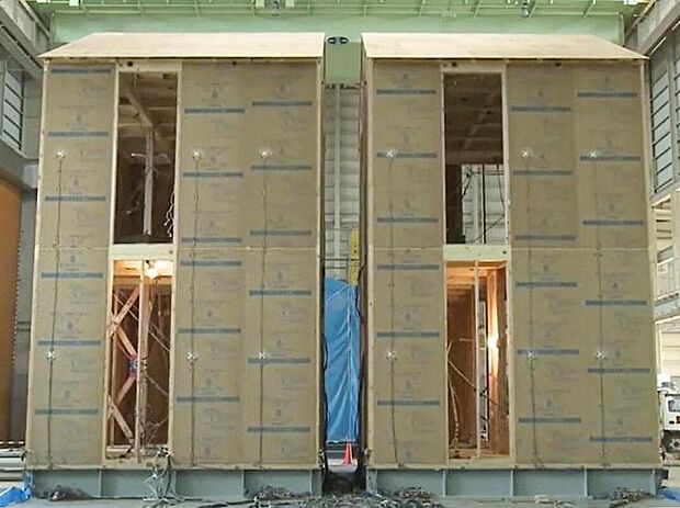 震度6強を最大67％低減できることが証明されました。さらに、最大震度6強クラスとなる120秒間続く地震を、約200回受けても制震性能は衰えないと実証実験で分かっています。
