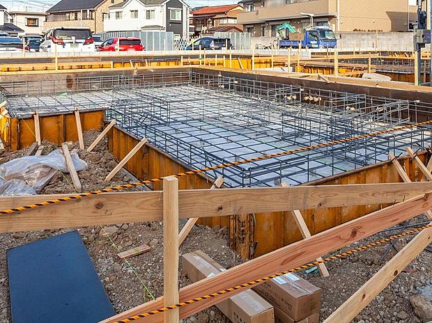 立ち上がりと底面全体が一体の鉄筋コンクリート造（仕上がり幅150ｍｍ・底盤厚150ｍｍ）。「不同沈下」や「地面からの湿気」に対する有効な措置と言えます。また、基礎と土台とをつなぐアンカーボルトは、大き