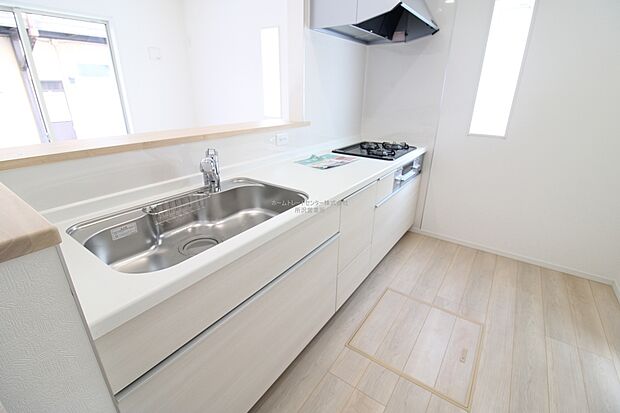 収納力豊富、爽やかなシステムキッチンを用意しております。さっと拭き取るだけで汚れが簡単にとれますので、キッチンスペースをいつでもすっきりとお使い頂けます。