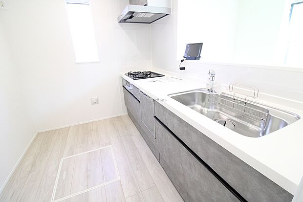 収納力豊富、爽やかなシステムキッチンを用意しております。さっと拭き取るだけで汚れが簡単にとれますので、キッチンスペースをいつでもすっきりとお使い頂けます。