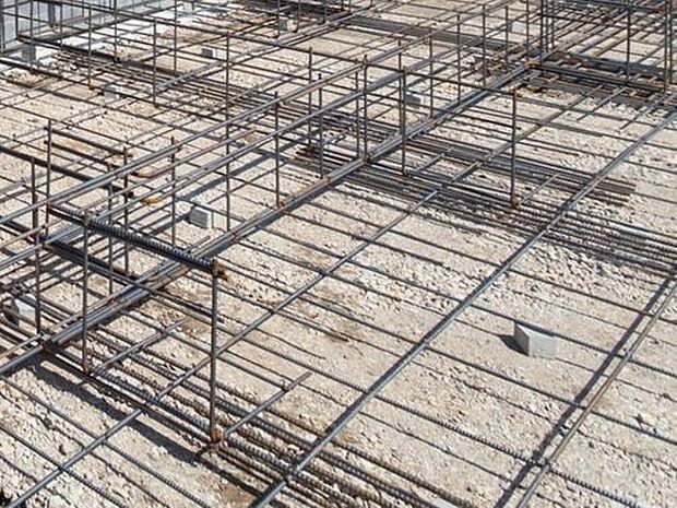 耐震性を発揮する鉄筋入りスラブー体基礎を採用。地面から基礎上端までの高さを400mm以上確保。地面からの湿気を防ぎ、不等沈下や地震時のねじれを防ぐ効果があり、白蟻に対する予防策としても有効です。