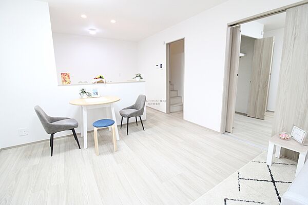 明るく開放感のあるリビング。対面式キッチンは、いつでもご家族を感じられる空間作りの重要ポイントになりそうです。