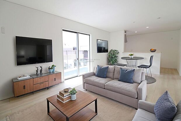 明るく開放感のあるリビング。対面式キッチンは、いつでもご家族を感じられる空間作りの重要ポイントになりそうです。※家具をCGで加工しています。家具付き販売ではございません。