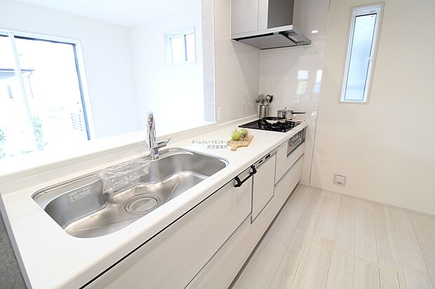 収納力豊富、爽やかなシステムキッチンを用意しております。さっと拭き取るだけで汚れが簡単にとれますので、キッチンスペースをいつでもすっきりとお使い頂けます。