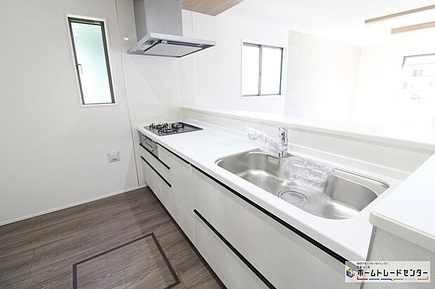 大容量の収納スペースは取り出しやすく、しまいやすいスライドタイプ、大きな鍋などの調理器具や、調味料も出し入れしやすいですね。