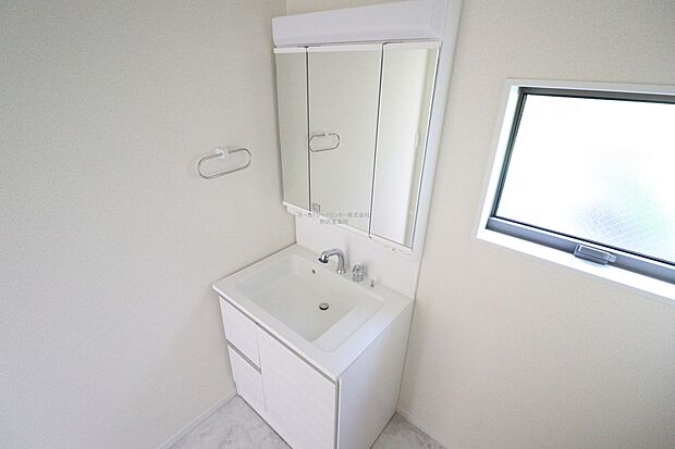 【洗面所】収納豊富な洗面台です。朝の忙しい時間でもの身だしなみのチェックもここだけで完結できます。もちろん鏡の後ろは充分な収納力を持った収納となっており、視界に入る部分はスッキリと片付きます。