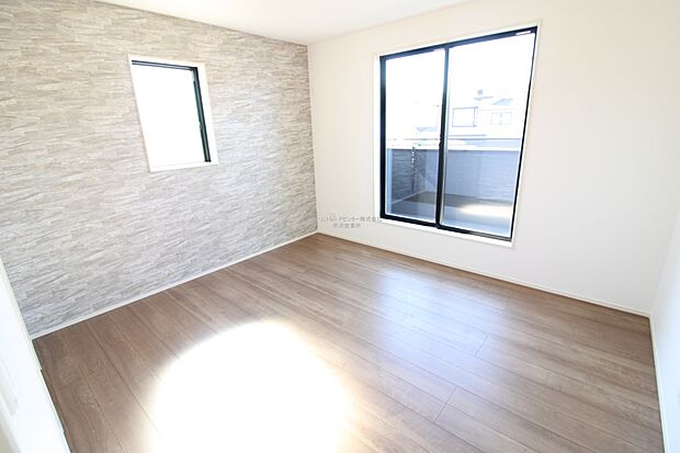 【洋室】アクセントクロスを採用したスタイリッシュな印象の居室。大きな窓から光をたっぷりと取り込んで明るい雰囲気です。インテリアを考えるのが楽しみになりますね。