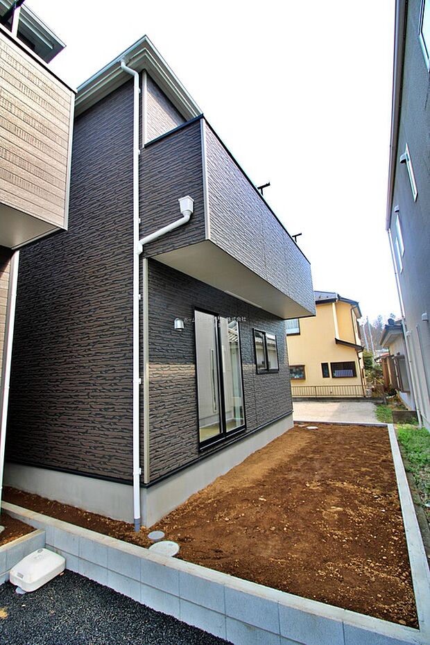 【現地外観写真】土日のご予約はもちろん、平日やお仕事のお時間に合わせての夜間のご案内も実施しています。まずはお客様のご都合をお伺いさせて頂き、それに合う形で物件のご紹介をさせていただきます。