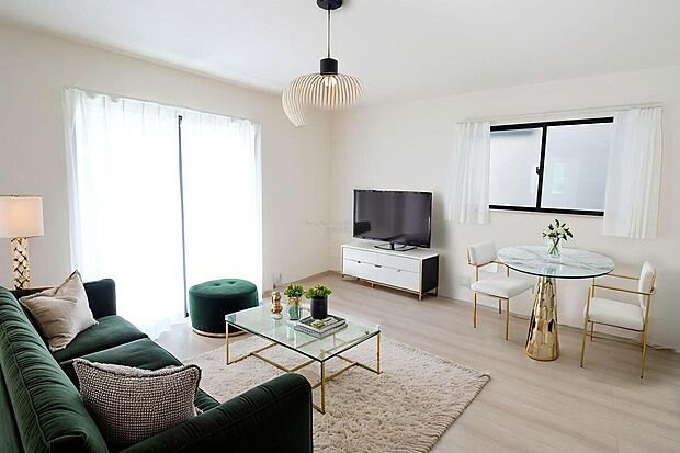 【リビング】奥行のある広々としたリビング。大きなソファーを置いても余裕のある広さです。リビングからは庭も見えて季節の移り変わりが楽しくなります♪