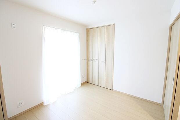 【洋室】リビング横の洋室はうれしいクローゼット付き!リビングで使いたい掃除道具やお子様のお昼寝布団、おもちゃなどをしまうのに便利です。