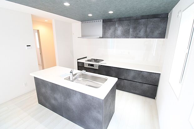 【キッチン】おしゃれな雰囲気のアイランド型キッチン。正面に壁がないため作業台からの景色があり、開放感があります。小さなお子様から目を離すことなく安心して料理することができます。