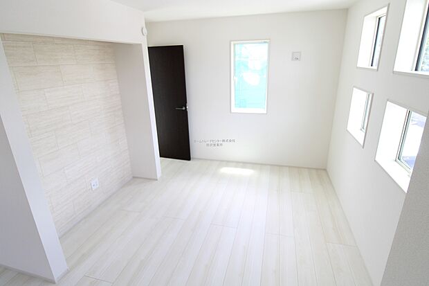 【洋室】窓の形がアクセントとなったおしゃれな居室。光を取り込みながらモダンな印象を生み出します。お気に入りの空間でくつろぎのひと時をお過ごしください。