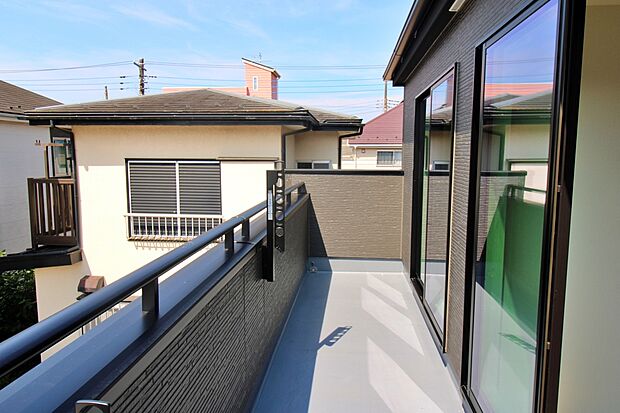 【バルコニー】日当たりのよい広さのあるバルコニー。一度にたくさんの洗濯物を干すことができます。