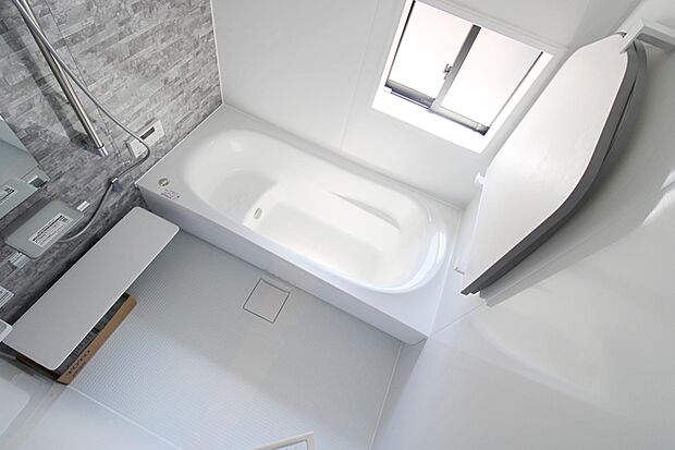 【浴室】浴室は湿気がたまりやすく、換気扇だけではどうしてもカビが出やすいです。窓があるだけでお風呂のカビお掃除がラクラク。