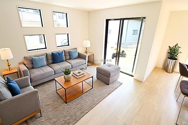 【リビング】広々としたLDKに、自分好みのインテリアでレイアウト。季節ごとに模様替えなども、楽しみの一つとなりそうです。※家具をCGで加工しています。家具付き販売ではございません。