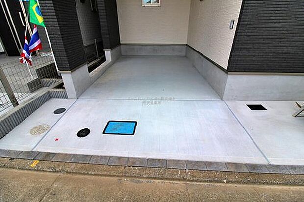 【駐車場】強烈な日差しや、雨風、ホコリなどから大切な車を守るビルトインガレージ。嬉しいコンクリート仕上げです。