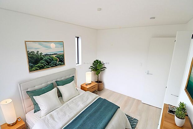 【洋室】日当りの良さは写真でも充分に伝わるかと思いますが、開放感のある周囲にめぐまれたおかげで、風通しもとても良くなっております。※家具をCGで加工しています。家具付き販売ではございません。