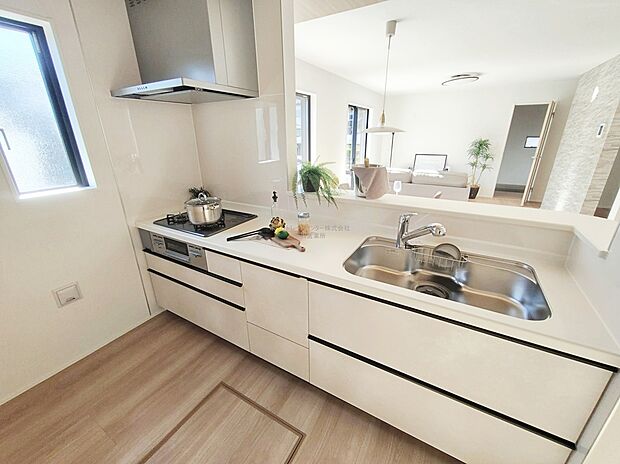 【キッチン】大容量の収納スペースは取り出しやすく、しまいやすいスライドタイプ、大きな鍋などの調理器具や、調味料も出し入れしやすいですね。