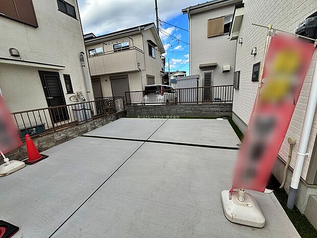 【駐車場】嬉しいコンクリート仕上げのカースペース。雨の日も足元を気にせず外出できます。