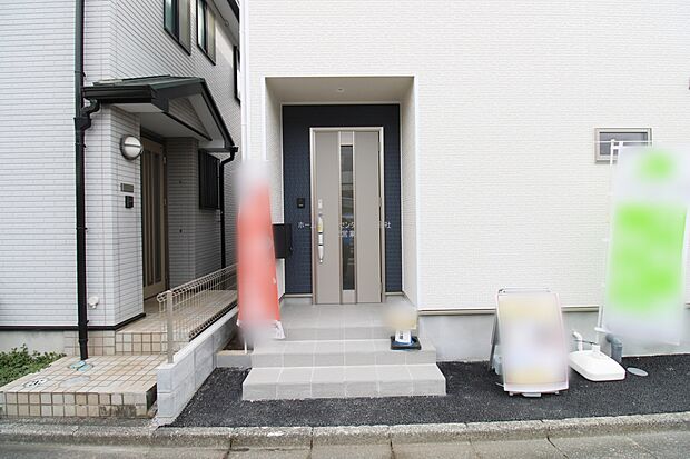 【玄関】家の第一印象は玄関で決まるくらい重要な場所。玄関は家の顔といわれますが我が家のセンスをさりげなく感じさせる魅力ある玄関造りも楽しみの一つ。帰宅する度に家族がほっとできる心地よい空間造りも大切ですね♪