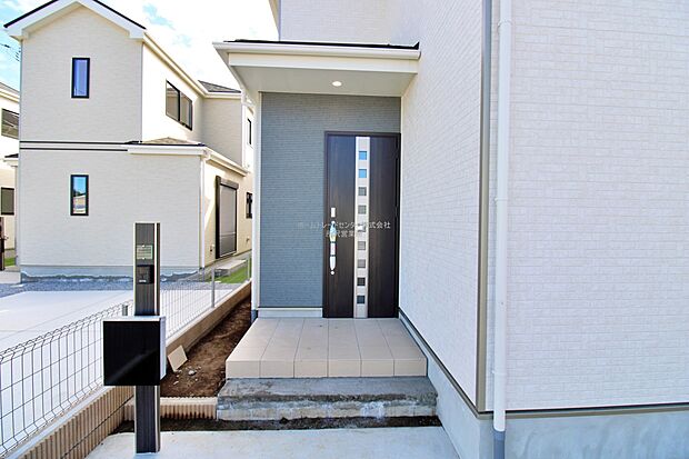 【玄関】玄関ポーチには屋根がついているので雨などでも玄関前で濡れずにお出かけ準備が出来ます。