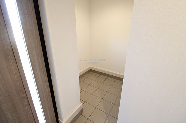 【シューズクローク】玄関にはベビーカーやアウトドア用品を収納できる土間コーナーがあります。玄関をすっきりと見せながら、便利に出し入れできるメリットがあります。