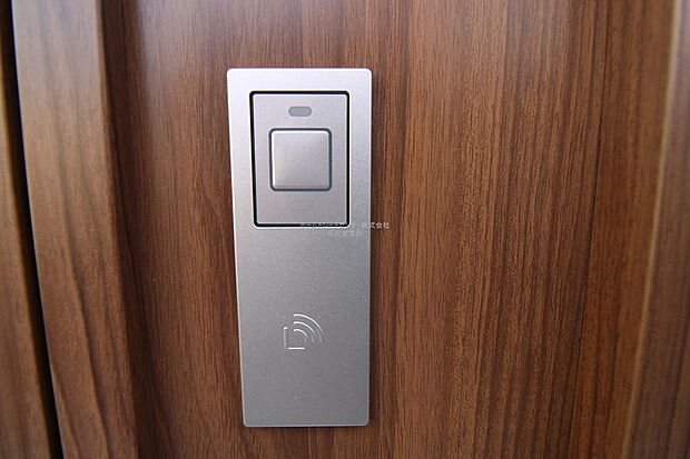 【スマートキー】たくさんお買い物をした時や、お子様を抱っこしながらでも簡単に開けられるのが便利。急いでいる時でも鍵を取り出さずに済みます。