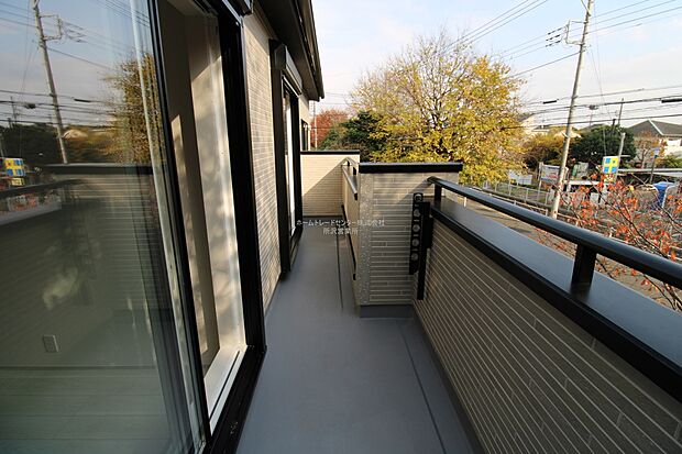 【バルコニー】子どもが小さいと洗濯物が増えがちですが、広いバルコニーでたくさんの洗濯物を干すことができます。