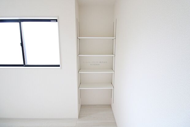【洋室】備え付けの棚がついています。本棚として、飾り棚として、すぐにお使いいただけます。家具を減らしてすっきりとお住まいいただけます♪